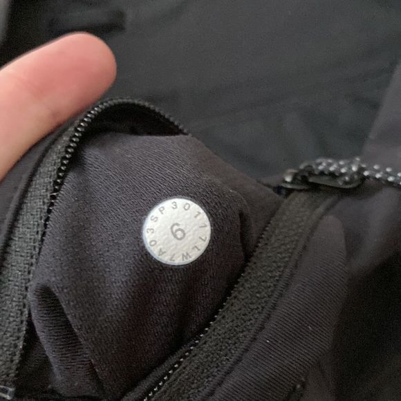 LULULEMON Run Times Short 4” Mid-Rise MR Shorts Black BLK EUC Hotty Speed Size 6 - Picture 6 of 9